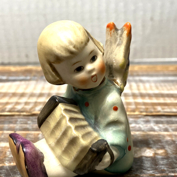 Vintage Goebel Angel Sitting Playing an Acordian 2.5" Tall West Germany - Picture 3 of 11